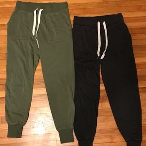 2 pairs of AEO joggers